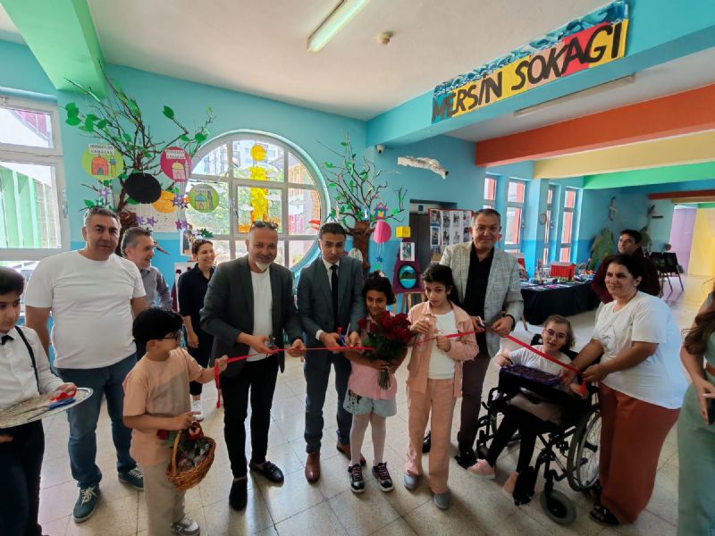 ’ayni-gökyüzünün-farkli-yildizlariyiz’-sergİsİ-büyük-beğenİ-topladi