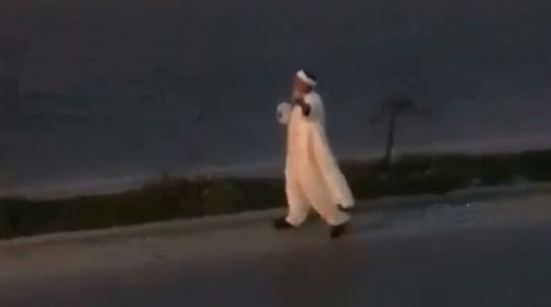 yol ortasında namaz kıldı