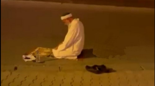 yol ortasında namaz kıldı