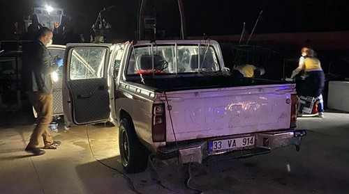 erdemli ilçesinde kamyonet denize düştü