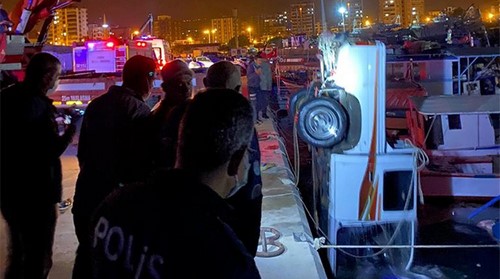 erdemli ilçesinde kamyonet denize düştü